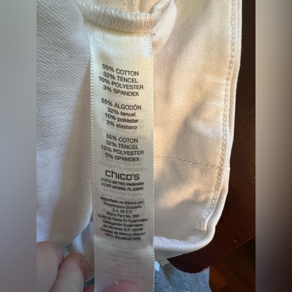 Chico's Perfect Stretch White Capris Size 2.5 - Picture 13 of 13